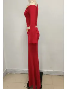 Vista lateral de un conjunto rojo de dos piezas con flores y elegantes mangas acampanadas