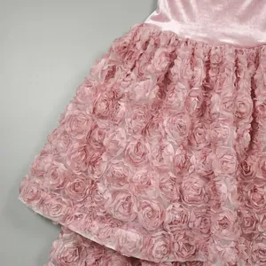 Dettaglio ravvicinato di un abito rosa stile francese con petali di rosa in 3D.