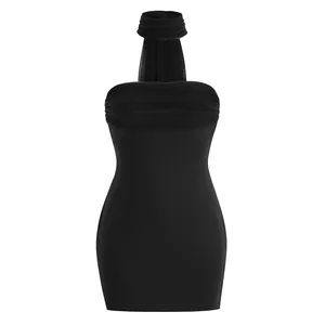 Vista frontal de minivestido ajustado negro con cuello halter y banda