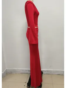 Vista lateral de conjunto rojo de dos piezas con mangas acampanadas y corte slim