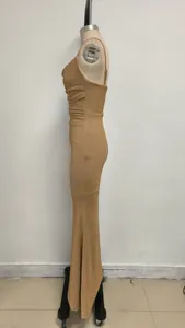 Vue latérale d'une robe longue en lurex doré avec des fronces sur un mannequin de mode