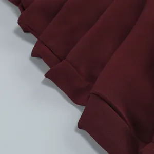 Vista macro detallada que muestra la textura de tela plisada rojo vino de un vestido de gala