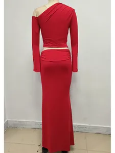 Vista trasera del elegante conjunto rojo de top corto asimétrico y falda larga