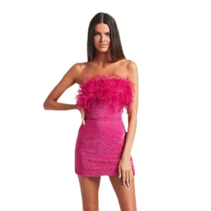 Abito senza spalline in paillettes rosa acceso con bordo in piume di struzzo eleganti