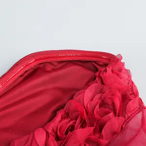 Primer plano de detalles de rosas 3D y tira de silicona antideslizante en vestido rojo