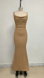 Robe longue dorée scintillante froncée à bretelles avec coupe sirène sur mannequin