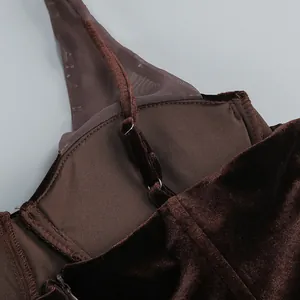 Detalle de los tirantes de un vestido de noche de terciopelo con costuras y malla fina