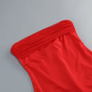 Vista de detalle del elegante vestido palabra de honor rojo con escote de malla