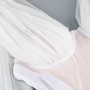 Primer plano de los elegantes pliegues de tul blanco y detalles de costura del vestido