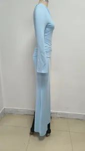 Vista lateral del elegante conjunto azul claro de top de manga larga y falda larga