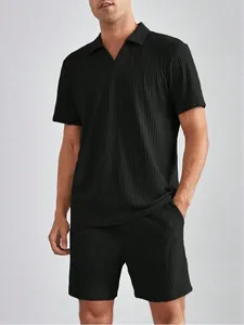 Primo piano di un set polo a coste nero da uomo che mostra il tessuto strutturato e la vestibilità