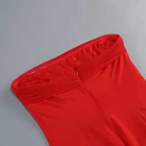 Detalle de la cremallera trasera y el borde plisado en un vestido rojo sexy sin tirantes.