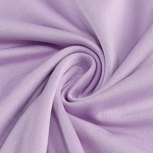 Vista macro de la textura de la tela fruncida lavanda para vestido de noche