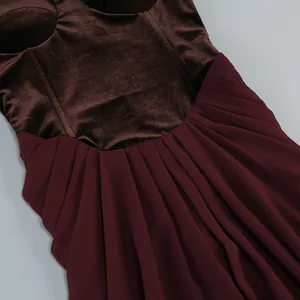 Primer plano de vestido de terciopelo y gasa burdeos con textura de tela plisada