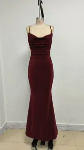 Vue détaillée d'une robe sirène à paillettes bordeaux avec décolleté bénitier et bretelles