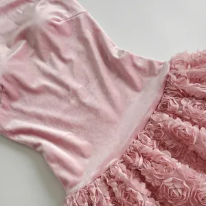 Dettaglio del corpetto in velluto rosa e gonna in pizzo rosa 3D di un abito elegante