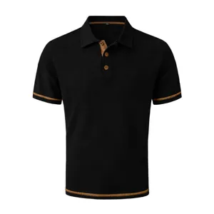 Vista detallada de polo de punto negro con ribetes naranjas en contraste y tejido de punto
