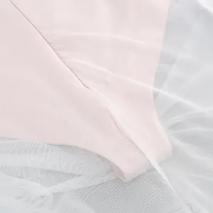Detalle macro de elegante tela rosa con malla blanca fina en un vestido de noche largo