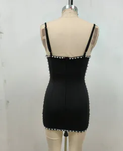 Vista trasera detallada de un minivestido bandage negro con elegantes perlas