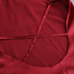 Detalle de cerca del diseño de las correas cruzadas en la espalda del vestido rojo