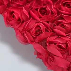 Primer plano de las flores de tela 3D rojas en un elegante vestido de fiesta