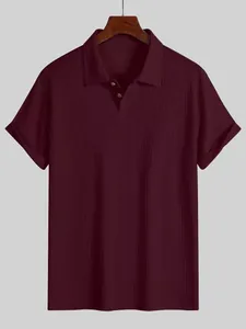 Detaillierte Nahaufnahme des weinroten Herren-Polo-Shirts mit Rippenstrick-Textur