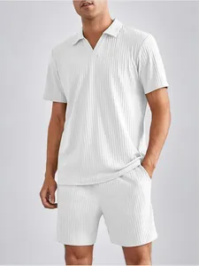 Dettaglio del completo da uomo con polo a maniche corte e pantaloncini bianchi a coste verticali