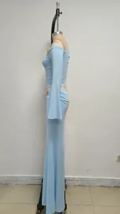 Perfil lateral de un elegante conjunto de vestido largo de dos piezas azul con cuello oblicuo
