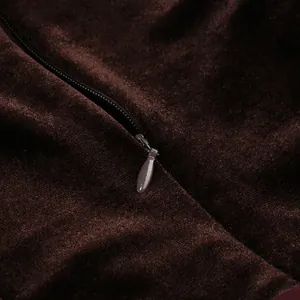 Primer plano detallado de la cremallera invisible en un vestido de terciopelo marrón