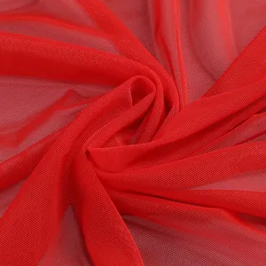 Primer plano de tela de malla roja vibrante que muestra una textura fina y transpirable.