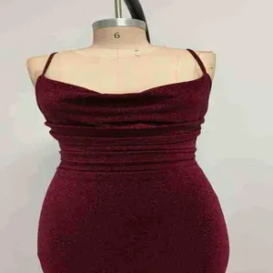 Détail d'une robe sexy bordeaux à col bénitier et bretelles avec tissu pailleté