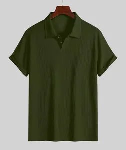 Detailansicht eines olivgrünen strukturierten Herren-Poloshirts mit kurzen Ärmeln