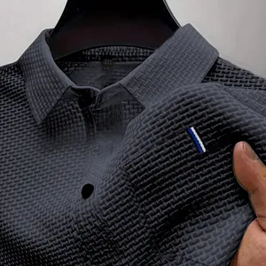 Dettaglio ravvicinato di una polo grigia in seta ghiacciata con trama elastica di alta qualità