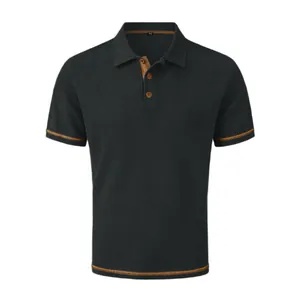 Vista detallada de un polo de punto negro para hombre con ribete naranja y textura de canalé