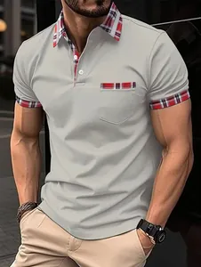 Detailaufnahme eines grauen Herren-Poloshirts mit Karomuster an Kragen und Tasche