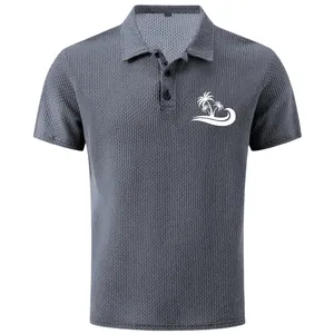 Detalle del tejido de malla de secado rápido y estampado de palmeras en polo gris para hombre