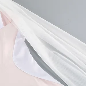Detalle de malla blanca y tela rosa en un vestido de noche sexy con espalda abierta
