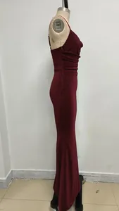 Robe sirène longue bordeaux pailletée élégante avec détails plissés sur un mannequin.