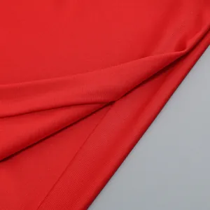 Primer plano detallado de la textura de tela roja acanalada para vestido sexy de verano