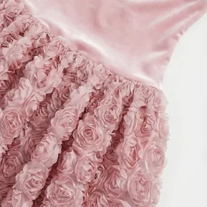 Dettaglio ravvicinato del tessuto con rose 3D rosa e del corpino in raso di un abito stile francese