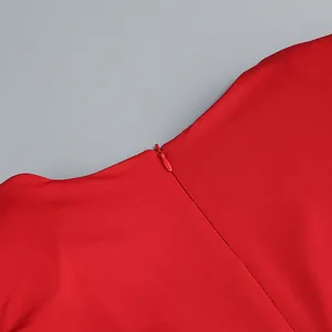 Vista de detalle de un vestido rojo con un cierre de cremallera invisible oculto de alta calidad