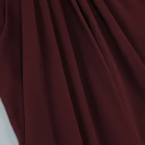 Vista detallada de la textura de tela de gasa plisada burdeos para vestido de noche elegante