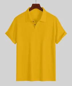 Detailansicht eines gelben, atmungsaktiven Herren-Poloshirts mit Waffelstruktur