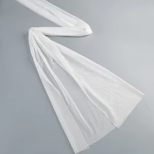 Primer plano de la delicada tela de malla blanca translúcida para vestido de noche fluido.