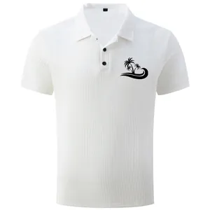 Detalle de polo blanco de punto gofrado con logotipo de palmera negra en el pecho