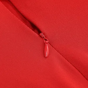Vista macro de un vestido rojo con detalle de cremallera invisible de alta calidad.