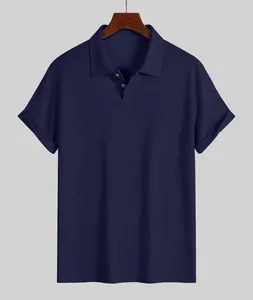 Nahaufnahme des dunkelblauen Herren-Polo-Shirts mit Waffelstruktur und kurzen Ärmeln