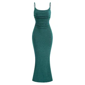 Détail de la robe longue pailletée vert émeraude avec corsage froncé et bretelles.