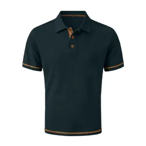 Detalle de polo para hombre de manga corta con tejido de punto acanalado y costuras ocre