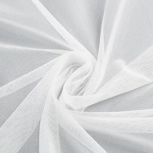 Primer plano detallado de la textura de tela de malla blanca para vestido de noche